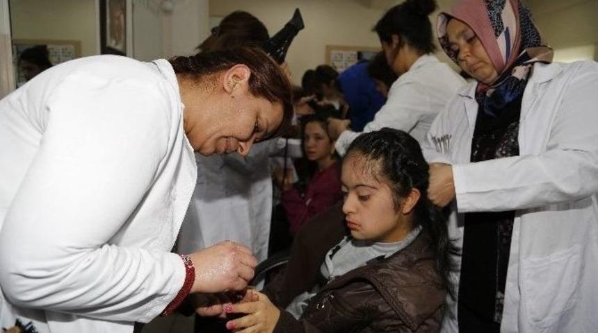 Engelli Gen&ccedil;ler H&uuml;nerlerini Yaşar Torun&rsquo;da Sergiledi