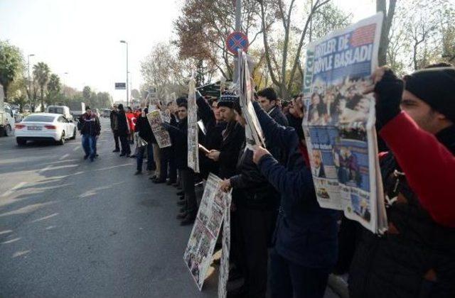 14 Aralık Operasyonlarını Kur'an Ve Zaman Gazetesi  Okuyarak Protesto Ettiler