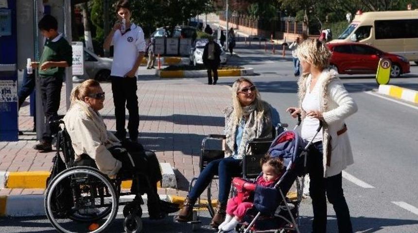 Başkan Eşi, Engelleri Aşmak İ&ccedil;in Tekerlekli Sandalyeye Oturdu