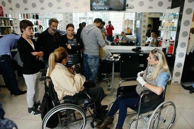 Başkan Eşi, Engelleri Aşmak İçin Tekerlekli Sandalyeye Oturdu