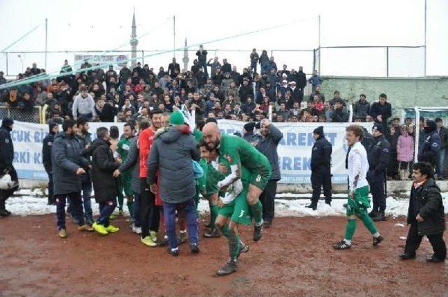 Kars'ta Antrenör 3-2'yle Sevinçten Deliye Döndü