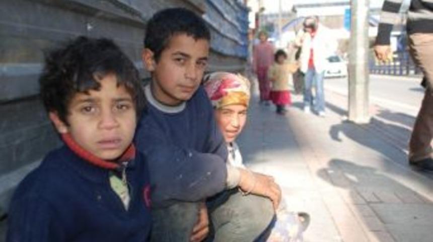 Minik Elleriyle Dileniyorlar