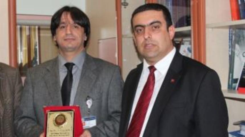 F&uuml;&rsquo;de İlk B&ouml;brek Naklini Yapan Do&ccedil;. Dr. C&uuml;neyt Kırkıl&rsquo;a Plaket