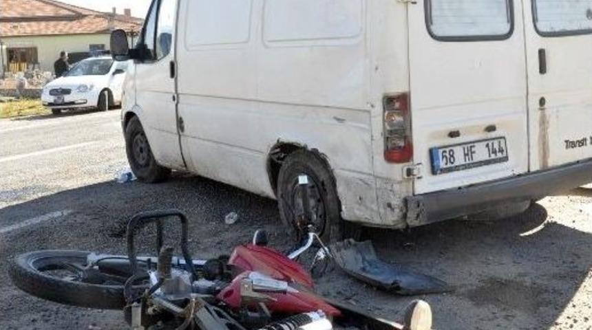 Kamyonetin &Ccedil;arptığı Motosiklet S&uuml;r&uuml;c&uuml;s&uuml; Ağır Yaralandı