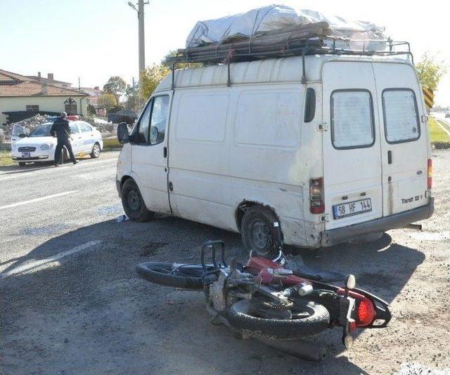 Kamyonetin Çarptığı Motosiklet Sürücüsü Ağır Yaralandı