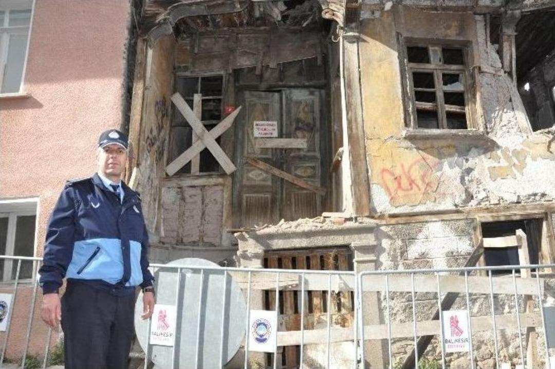 Balıkesir&rsquo;de Metruk Evler Tehlike Sa&ccedil;ıyor