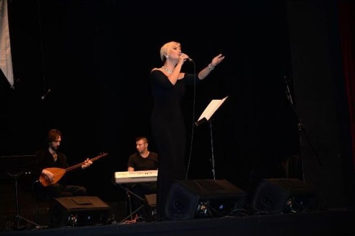 &Ouml;zg&uuml;r Eren Tkm&rsquo;yi T&uuml;rk&uuml;lerle Coşturdu