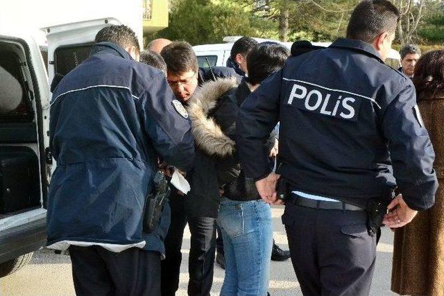 (özel Haber) Gözaltına Alınan Eylemci İle Polis Arasında Kelepçe Polemiği