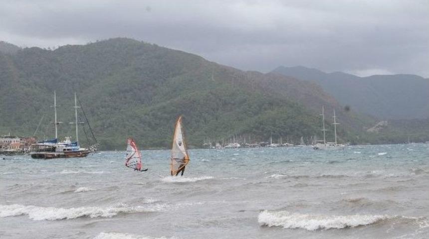 Marmaris&rsquo;te Sahiller S&ouml;rf&ccedil;&uuml;lere Kaldı