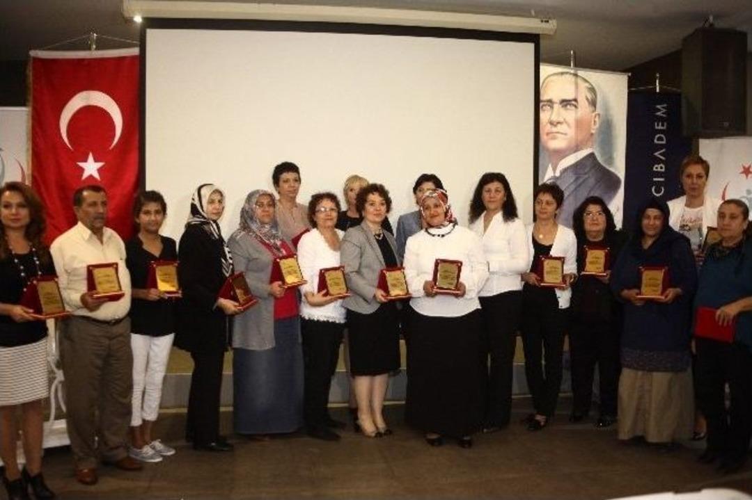 Erken Teşhis Sayesinde Meme Kanserini Yenen Kadınlara Plaket Verildi