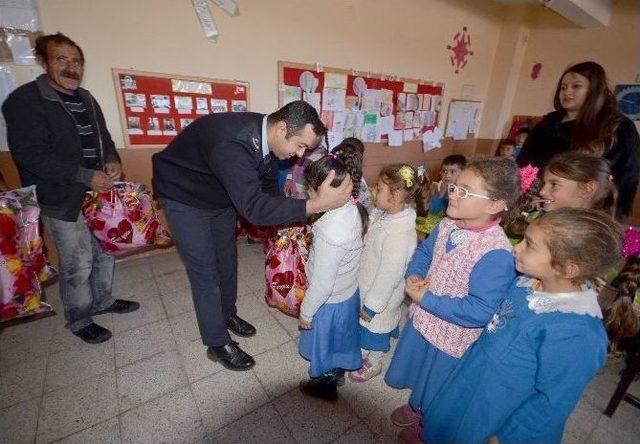 Sarıkamış Emniyeti’nden İhtiyaçlı Öğrencilere Anlamlı Yardım