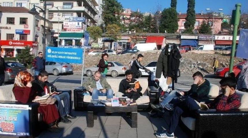 &Uuml;niversiteliler Sokakta Kitap Okudu, Vatandaşlar Şaşkın Şaşkın İzledi