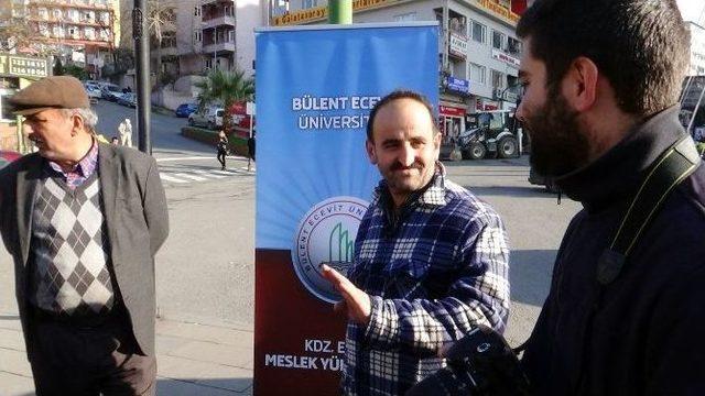 Üniversiteliler Sokakta Kitap Okudu, Vatandaşlar Şaşkın Şaşkın İzledi