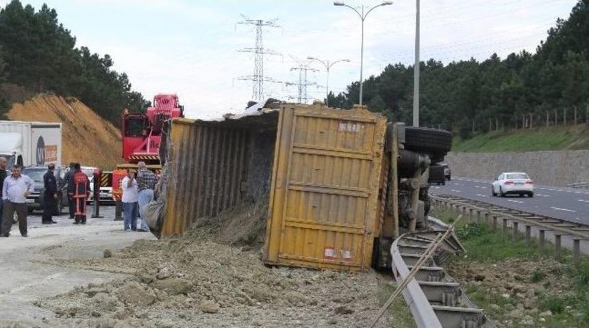 Bariyerlere &Ccedil;arpan Hafriyat Kamyonu Yola Devrildi
