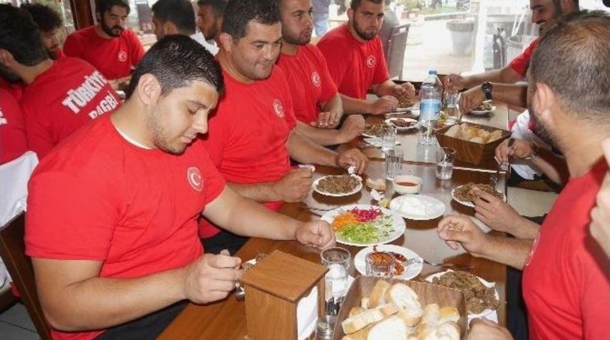 Ragbi Milli Takımı&rsquo;na, Şampiyona &Ouml;ncesi Tarihi Tava Ciğer Desteği