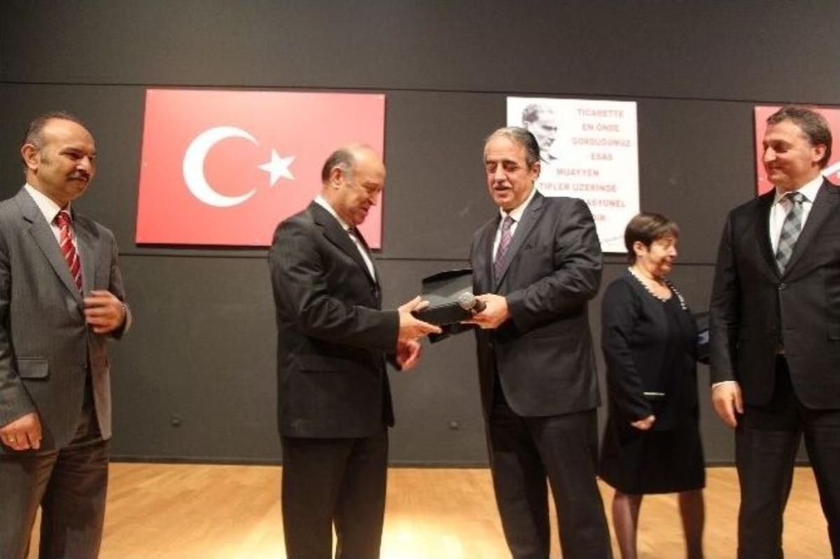 Tse&rsquo;de Emekli Personele Plaket