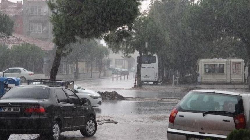 Lapseki&rsquo;de Şiddetli Yağış Hayatı Olumsuz Etkiledi