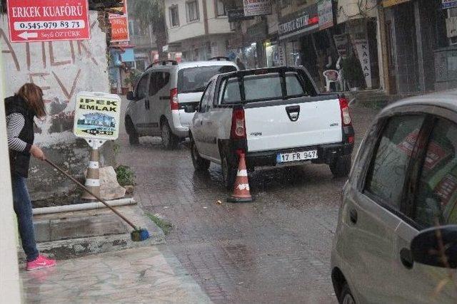 Lapseki’de Şiddetli Yağış Hayatı Olumsuz Etkiledi