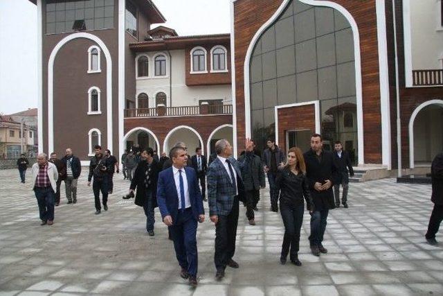 Başkan Dişli, İmam Hatip Ortaokulu&rsquo;nu Basın Mensuplarıyla Gezerek Okulla İlgili Bilgi Verdi 1