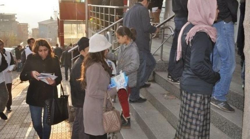 Şırnak Barosu İnsan Hakları Evrensel Bildirgesi Broş&uuml;r&uuml; Dağıttı