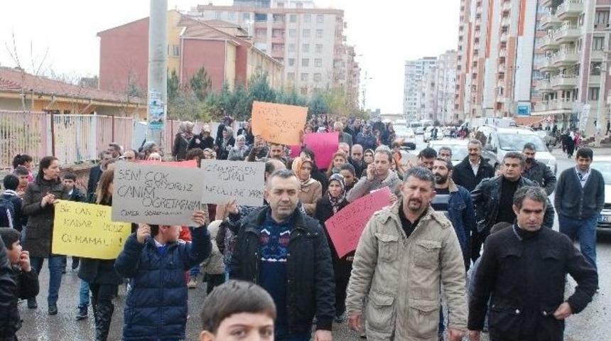 &Ouml;ğrenci Ve &Ouml;ğretmenler Trafik Kazalarını Protesto Etti
