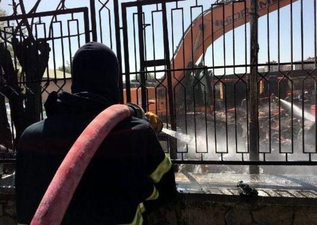 Van'da Karayolları Deposunda Yangın