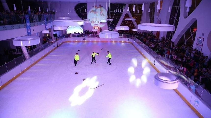 Buz Pistinde Muhteşem G&ouml;steri