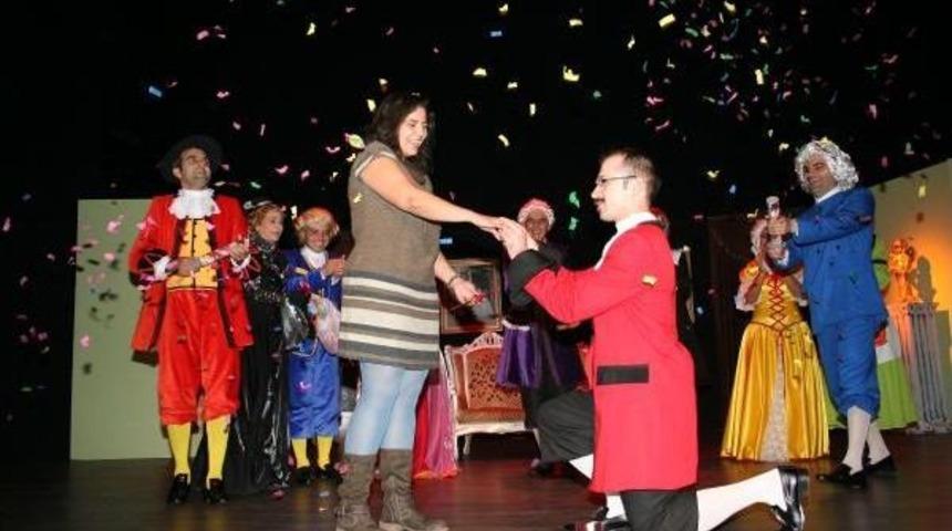 Tiyatro Sahnesinde S&uuml;priz Evlilik Teklifi