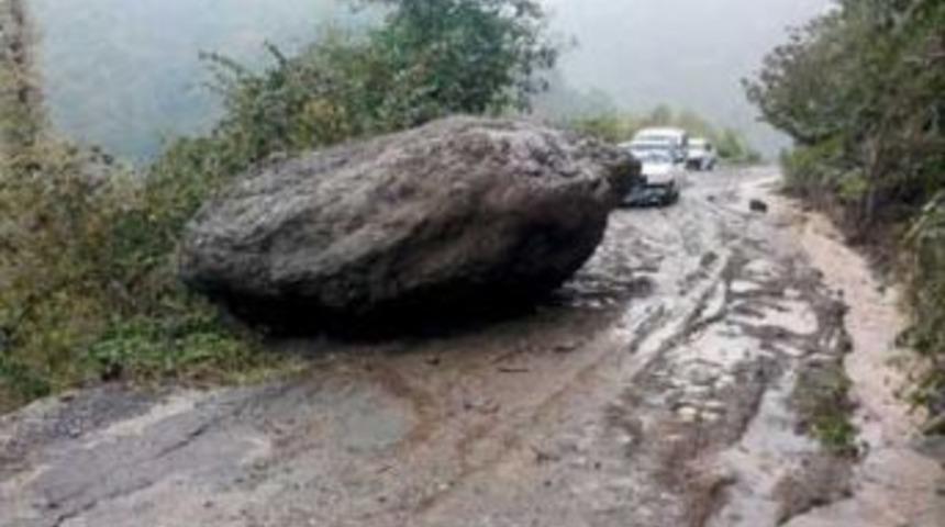 Yola D&uuml;şen Dev Kaya Ulaşımı Aksattı