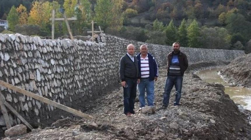 Azdavay&rsquo;da Taşkın Koruma Duvarı Yapılıyor