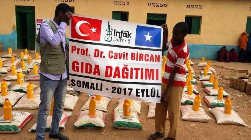 Rektör Bircan, Açtırdığı Su Kuyularının Ardından Afrika’da 100 Aileye Gıda Yardımı Yaptı