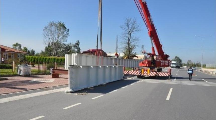 Kartepe Zabıtası, &Uuml;st Ge&ccedil;it Montajında Ulaşım G&uuml;venliğini Sağladı