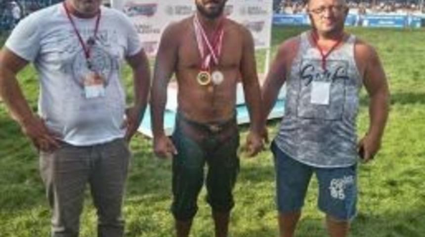 İzmitli Duman, Elmalı&rsquo;da Yağlı G&uuml;reşte Birinci Oldu