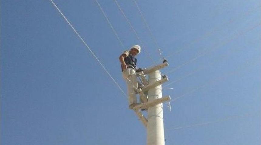 Elektriği Kesmek İ&ccedil;in &Ccedil;ıktığı Direkte Akıma Kapılan İş&ccedil;i &Ouml;ld&uuml;