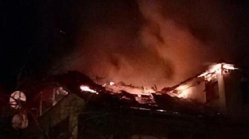 Evin &Ccedil;atısı Yandı