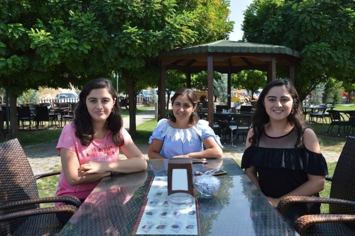 &Uuml;&ccedil; Kız Kardeşin M&uuml;zik Tutkusu