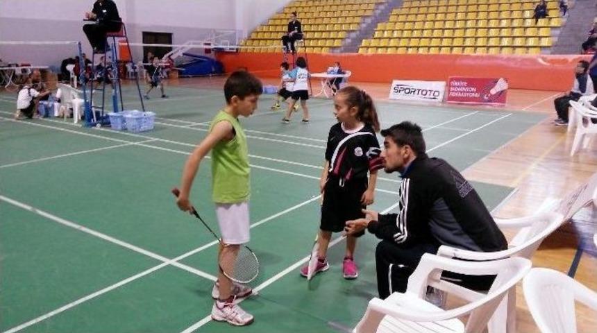 Rize&rsquo;li Sporcu Badminton&rsquo;da &Ccedil;eyrek Finalde