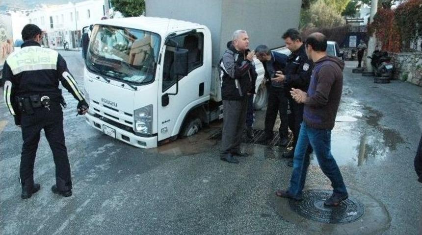 Asfalt &Ccedil;&ouml;k&uuml;nce Kamyon İ&ccedil;ine D&uuml;şt&uuml;