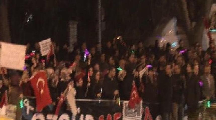 G&ouml;zaltındakilere Emniyet &Ouml;n&uuml;nde 'destek' Eylemi