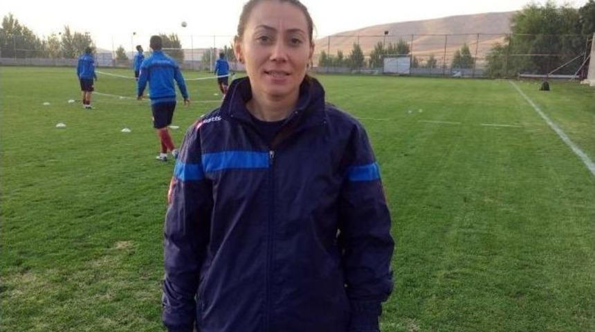 Futbolla Sokakta Tanışan Duygu Şimdi Elazığspor&rsquo;un Antren&ouml;r&uuml;