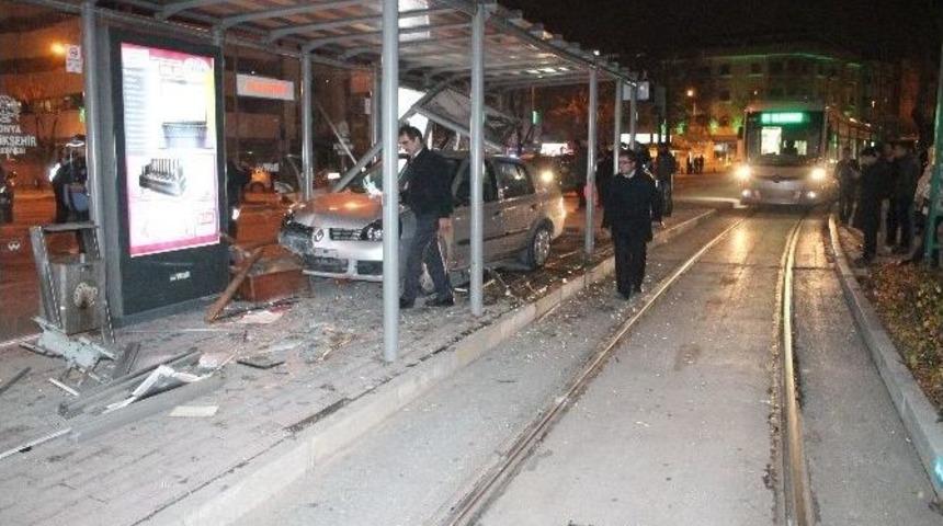 Otomobil Tramvay Durağına Girdi