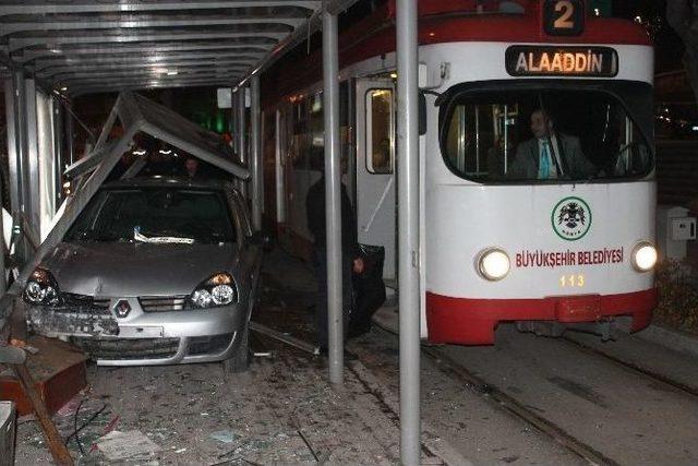 Otomobil Tramvay Durağına Girdi 1