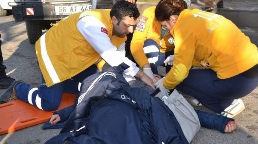 Karşıdan Karşıya Ge&ccedil;erken Pikap &Ccedil;arpan &Ouml;ğretmen Ağır Yaralandı