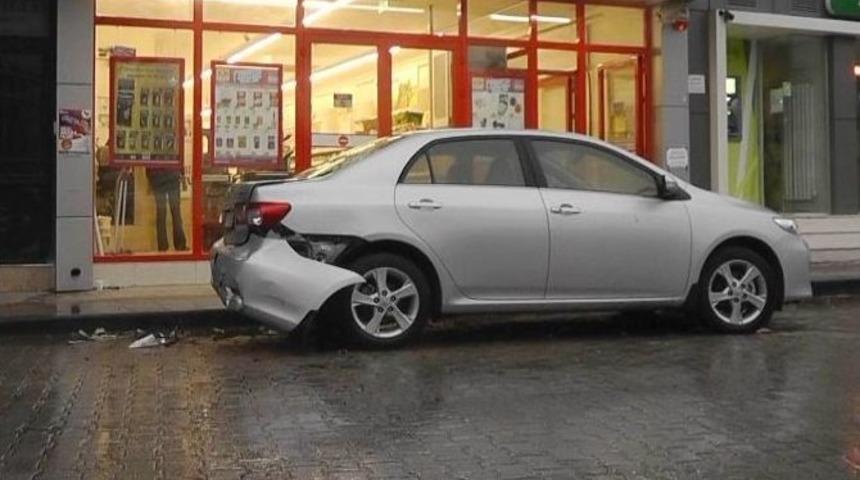 Kontrolden &Ccedil;ıkan Otomobil, Park Halindeki Ara&ccedil;lara &Ccedil;arptı