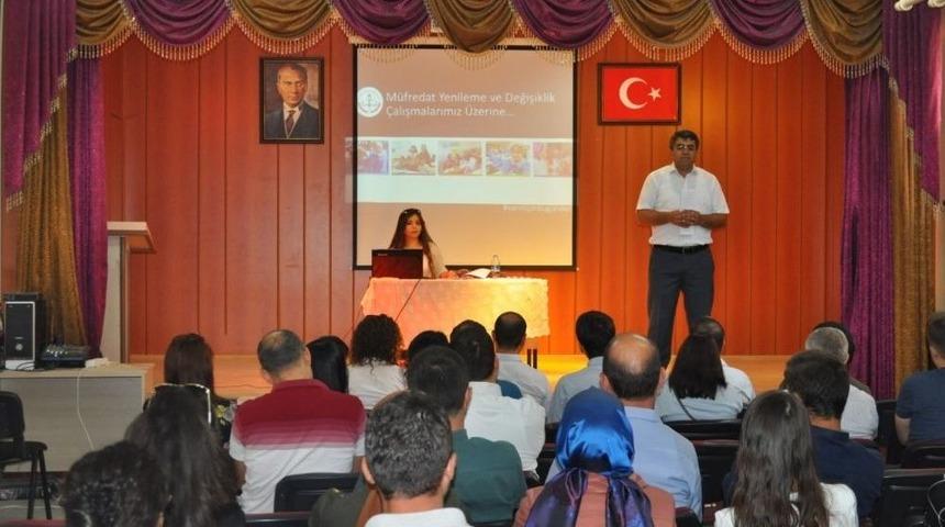 Kulu’da Öğretmenlere Yenilenen Müfredat Tanıtım Semineri Verildi