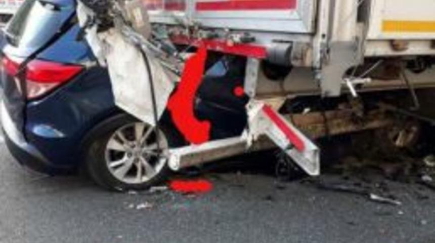 Otomobil, Park Halindeki Tır'a &Ccedil;arptı: 5 &Ouml;l&uuml;