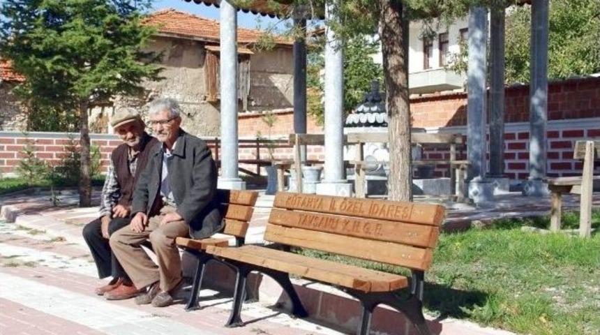 K&uuml;tahya&rsquo;da 549 K&ouml;ye 2&rsquo;şer Adet Oturma Bankı