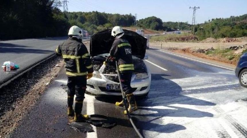 Hareketr Halindeki Otomobilin Motor Kısmı Yandı