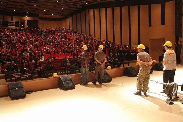 C&uuml;&rsquo;de &lsquo;sınır&rsquo; İsimli Engelsiz Sanat Oyunu Sahnelendi 2