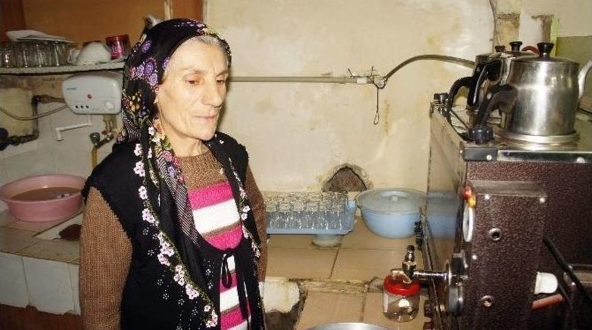 (&ouml;zel Haber) Kahvehane İşleten Kadın, Erkek Meslektaşlarına Taş &Ccedil;ıkarıyor